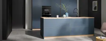 Zeitlose Designküche in mattem Blau mit heller Arbeitsplatte und schwarzer Armatur. Geradliniges Küchendesign mit minimalistischer Insel, integrierten Geräten und stilvollen Akzenten in moderner Raumgestaltung.